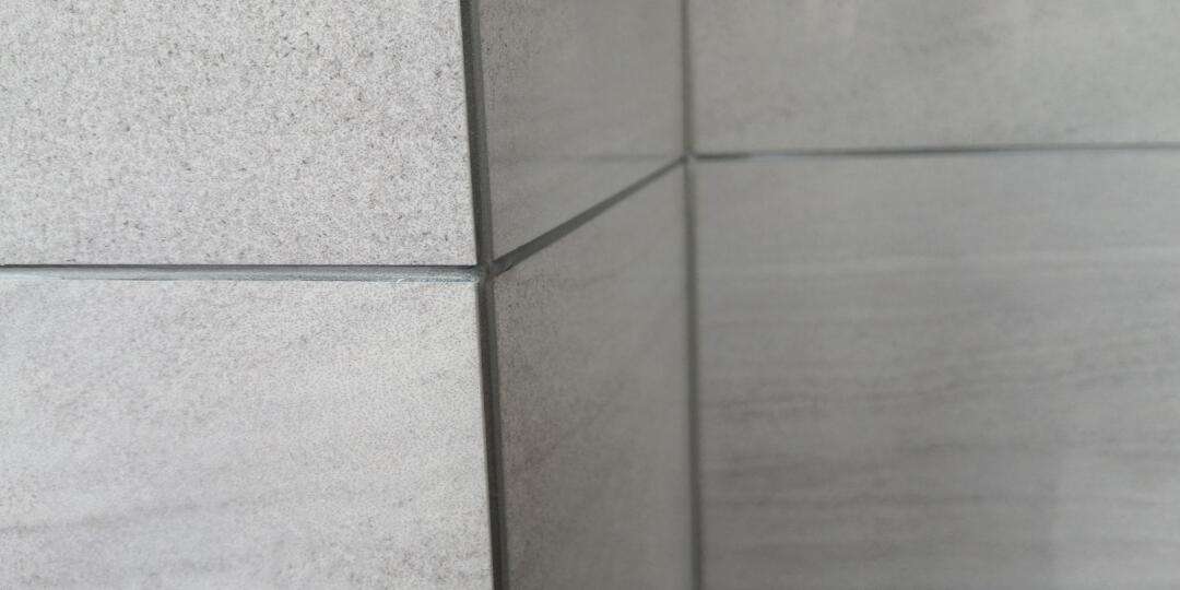 墙上瓷砖烂了一点边缝怎么办(墙上瓷砖烂了一点边缝怎么办视频)